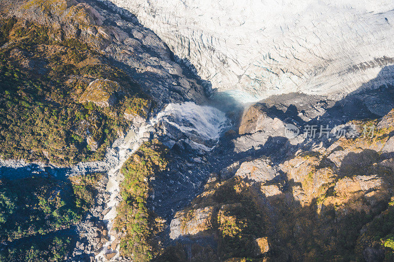 从直升机鸟瞰塔斯曼冰川雪山在库克山，新西兰。