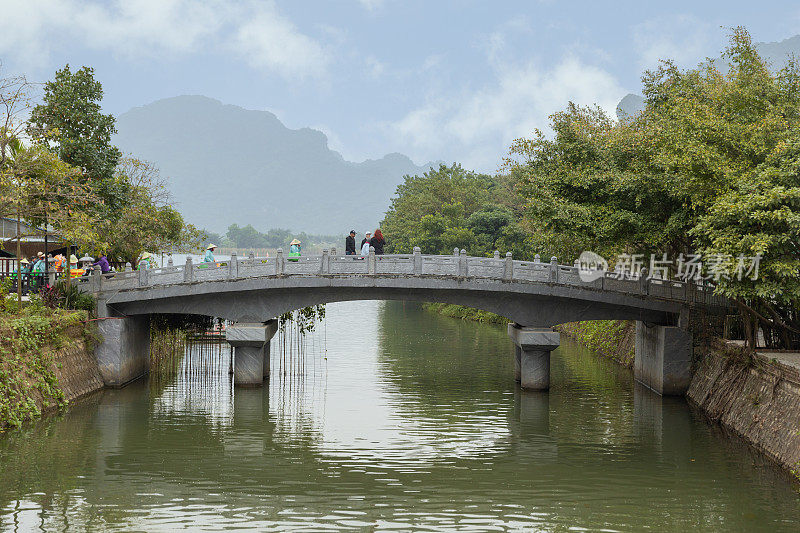 从小舟游览沿江的庄安桥风景。