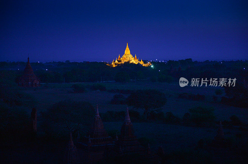 缅甸曼德勒日出时蒲甘的庙宇和宝塔