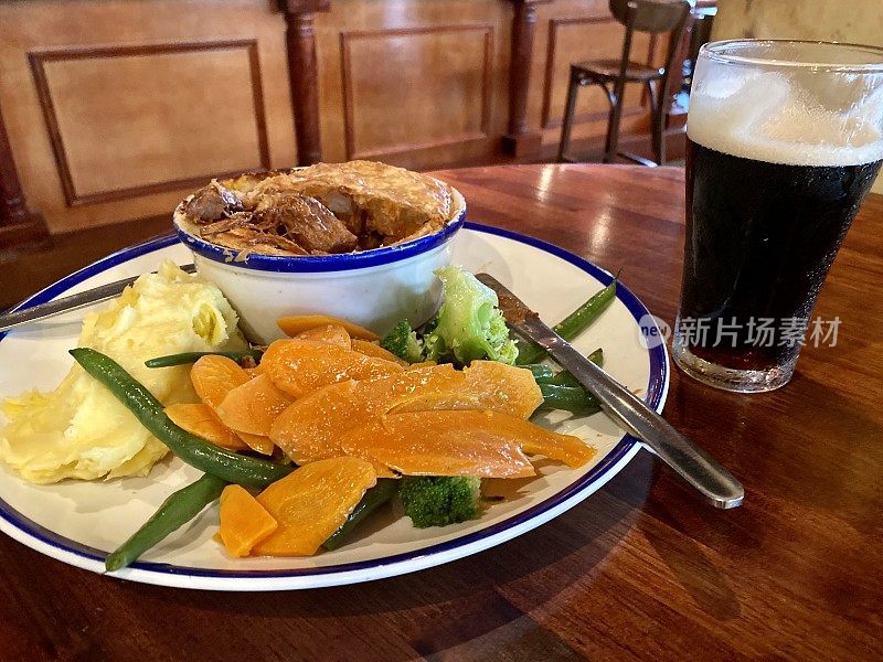 传统的爱尔兰牛肉和吉尼斯黑啤酒馅饼配蔬菜