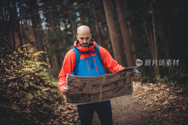 一名男子在日本森林里徒步旅行