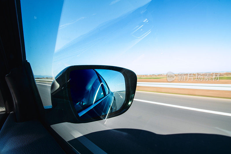 在路上透过汽车可以看到的镜子