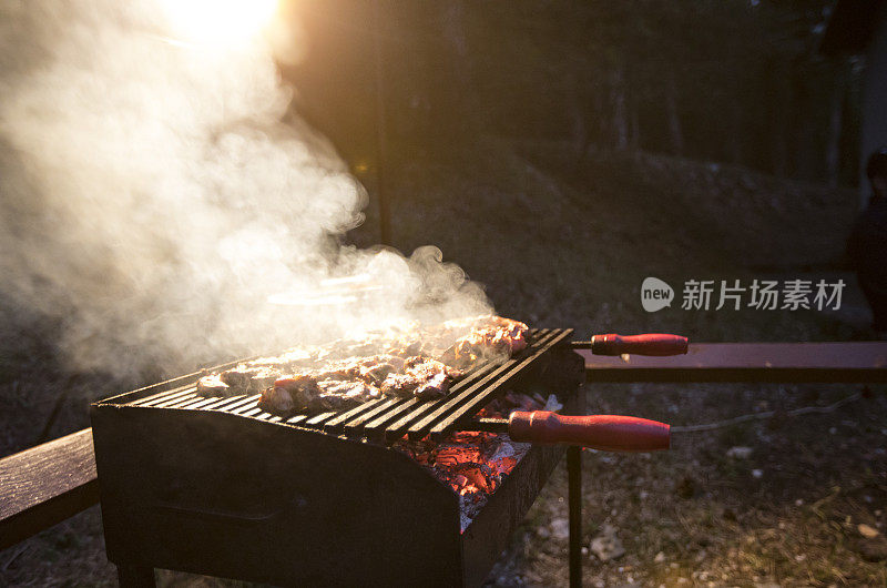 背光烧烤烧烤在晚上在户外