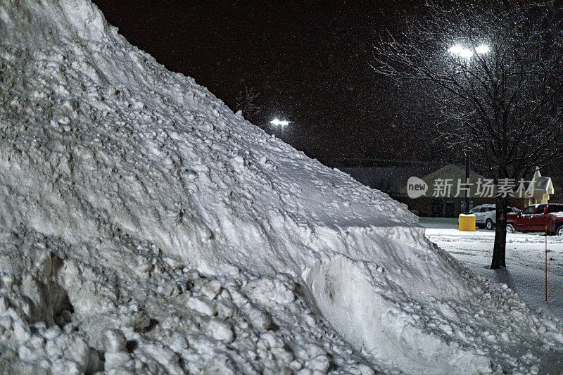 深夜冰冻的停车场里堆起的雪