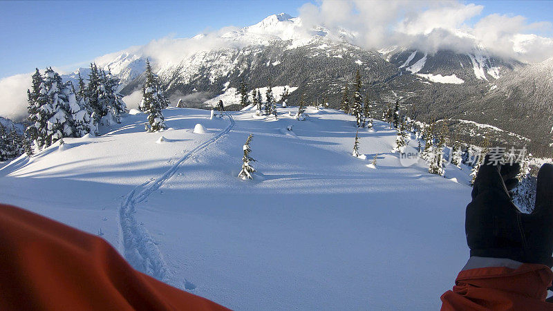 山地滑雪运动员攀登高山的第一人称视角