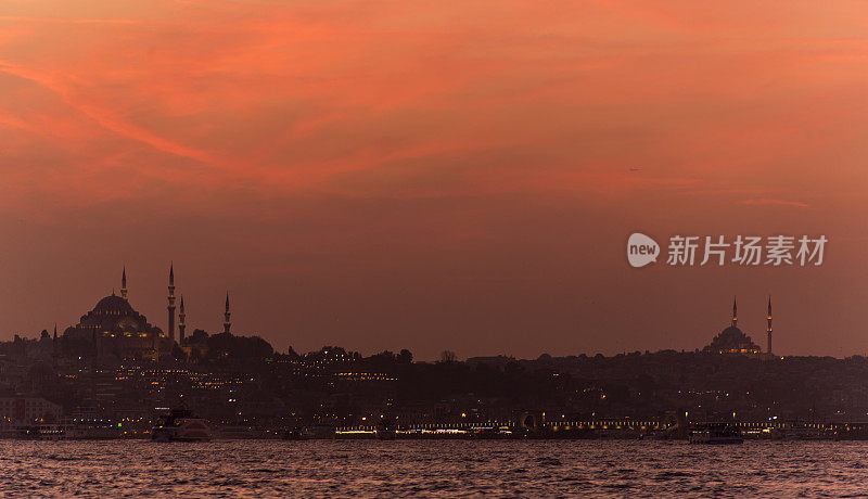 土耳其伊斯坦布尔金角博斯普鲁斯海峡附近清真寺的米诺努法提赫海岸夜景