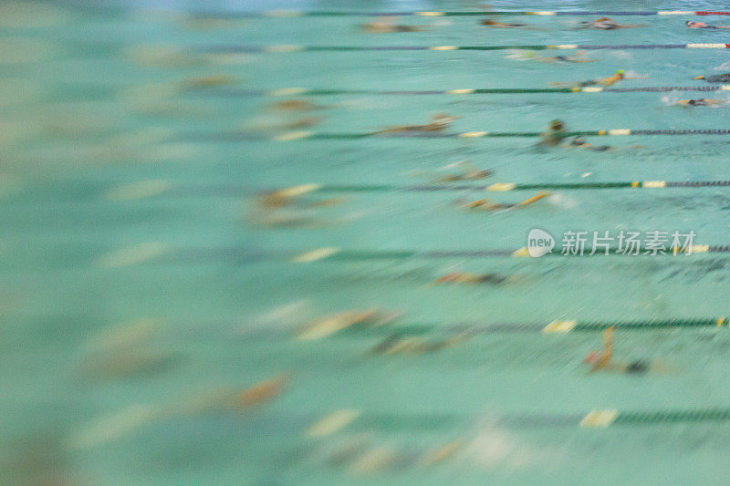 游泳运动员比赛在游泳池抽象运动模糊游泳