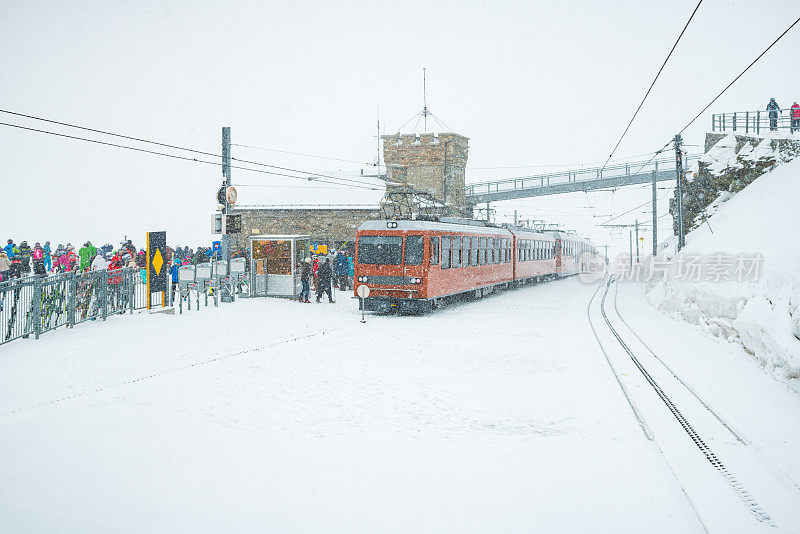 冬天的瑞士戈内格拉特火车站
