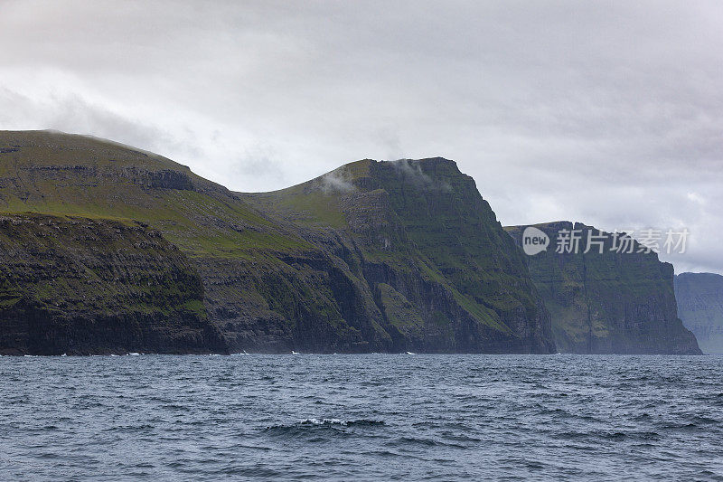 陡峭的海岸线，法罗群岛