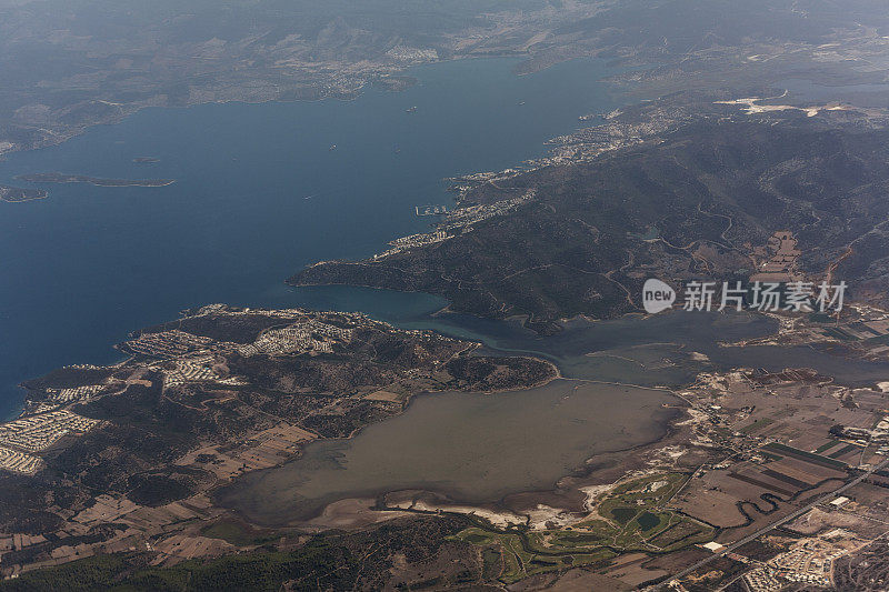 爱琴海靠近波德鲁姆土耳其的gulluk湾海岸的传统避暑别墅