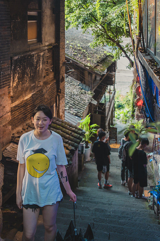 一个中国女孩在访问慈溪口古镇