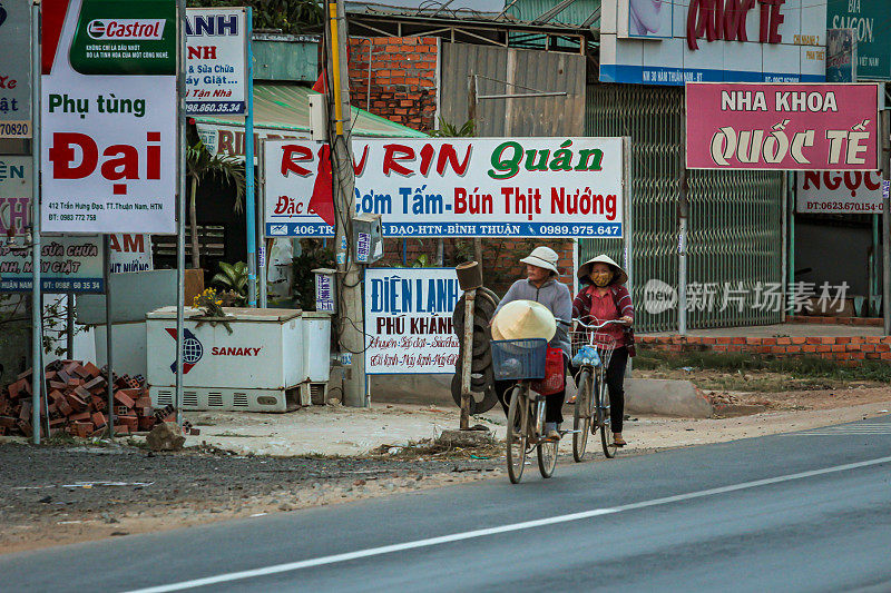 当地的越南人骑着自行车在路上运送货物。
