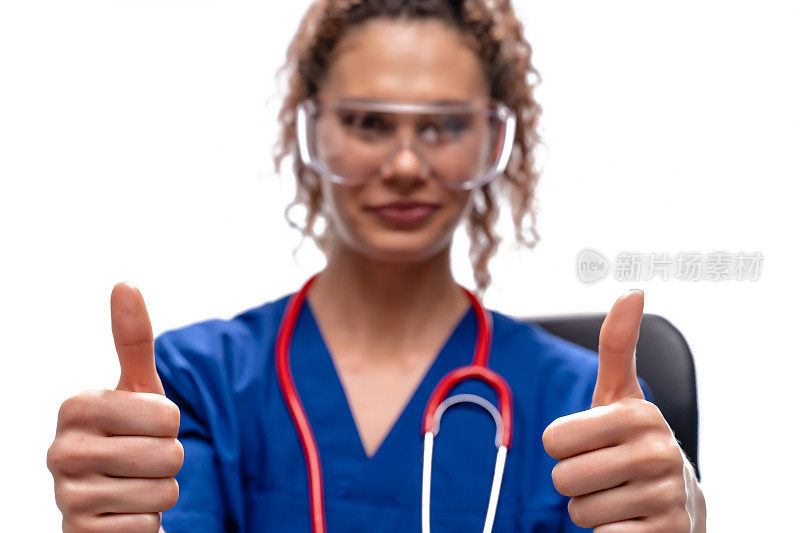 年轻女医生用听诊器在白色背景上竖起大拇指