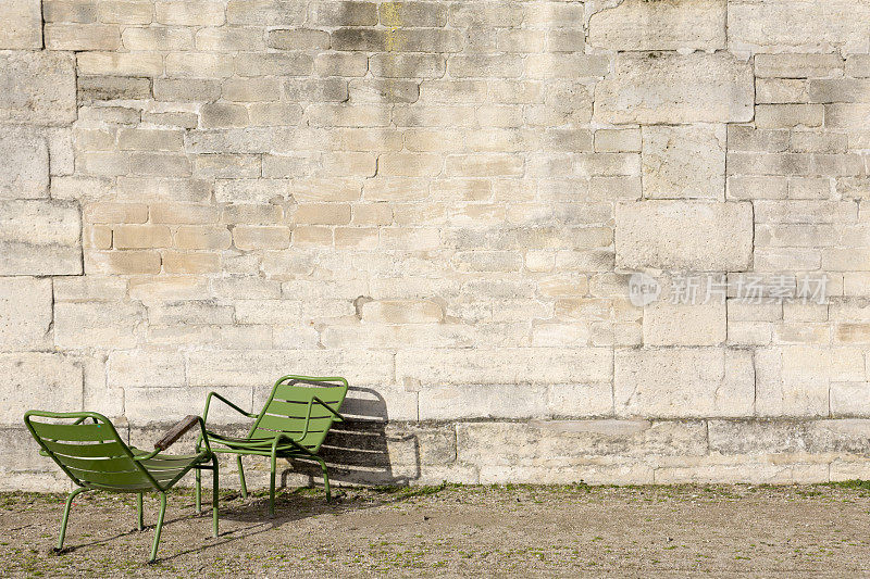 冬天的巴黎杜伊勒里宫花园，有石墙和空椅子