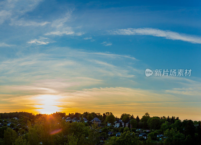 城市小山地平线上的日落