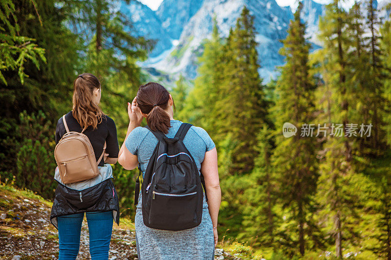 两个女性徒步旅行者在高山乡村