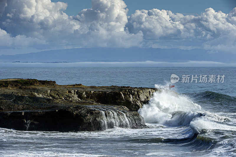 巨大的海浪冲击着海岸的岩石