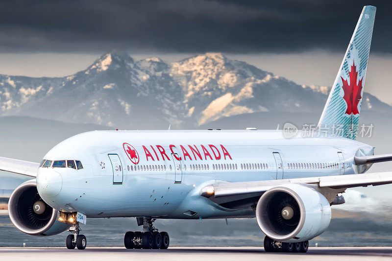 加拿大航空公司波音777从温哥华国际机场起飞