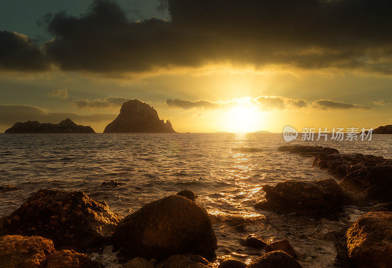 埃斯韦德拉岛旁边的伊比沙岛的日落