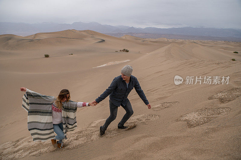 一对夫妇在美国的沙丘上漫步