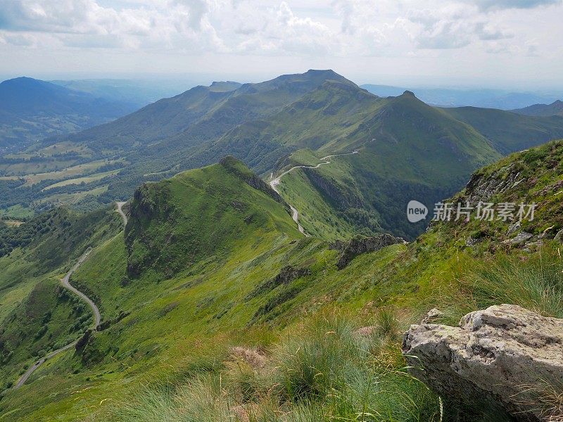 法国康塔尔山脉的火山景观