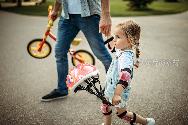 父亲教女儿如何骑自行车