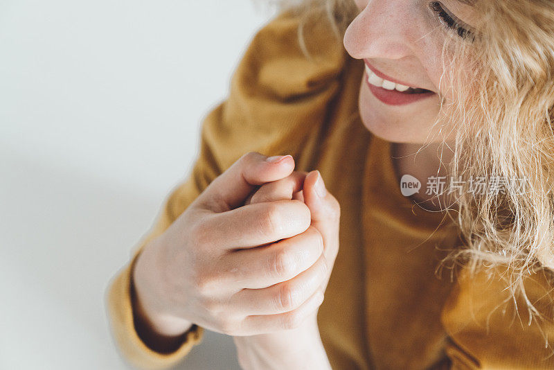 白人妇女按摩她的手与护手霜