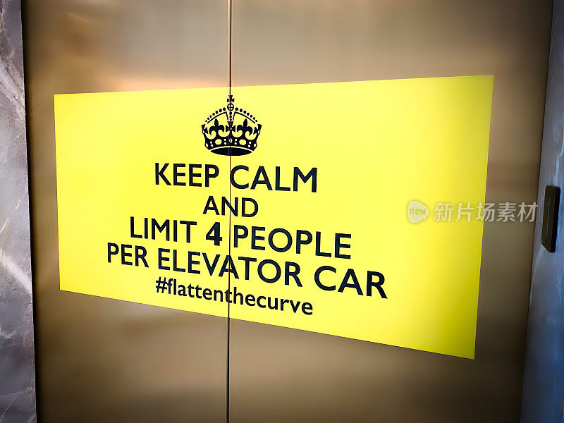 商务办公室电梯上的社交距离警告标志