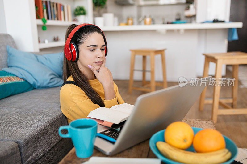 年轻漂亮的白人女子在家学习