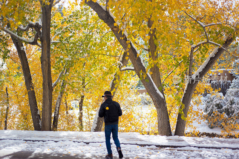 圣塔菲，NM:一个人在秋雪中行走