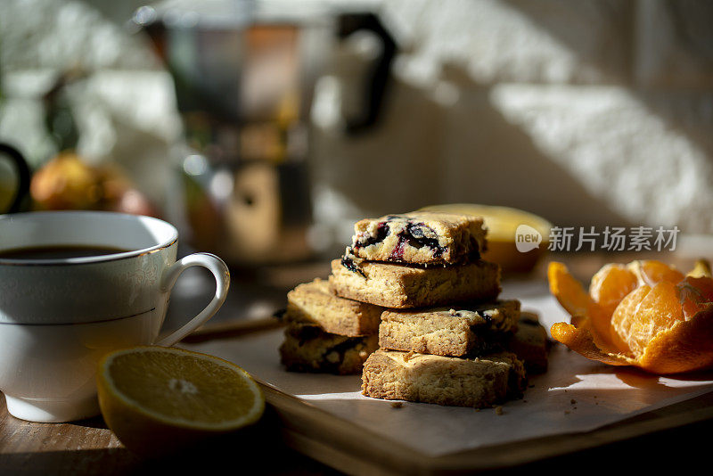 蓝莓饼干，水果和咖啡