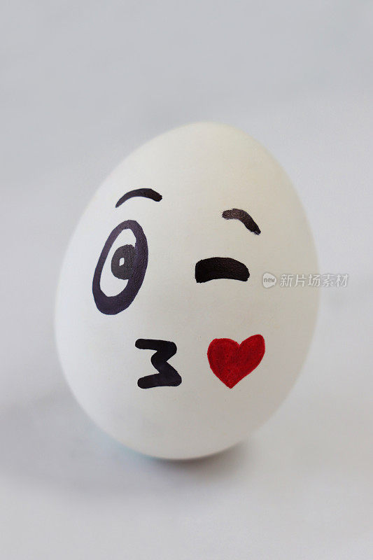 画在煮鸡蛋上的卡通接吻脸表达爱意