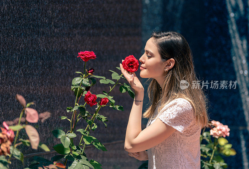 闻着玫瑰花香的美女