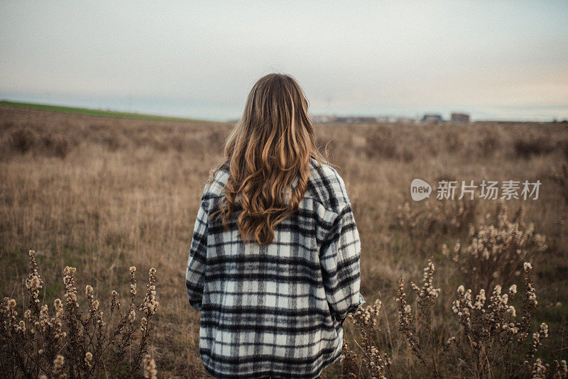 一个年轻女人在野外的后视图