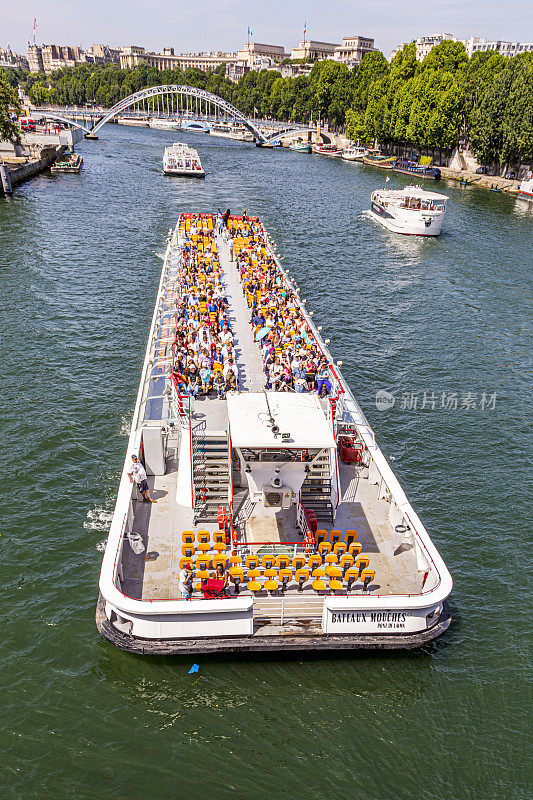 人们喜欢在巴黎的塞纳河上乘船游览