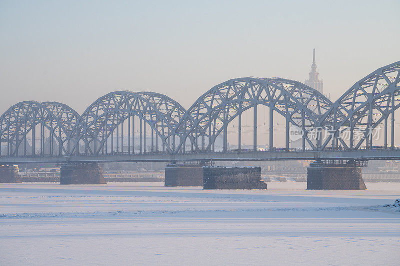 拉脱维亚里加的铁路铆接桥横跨道加瓦河。