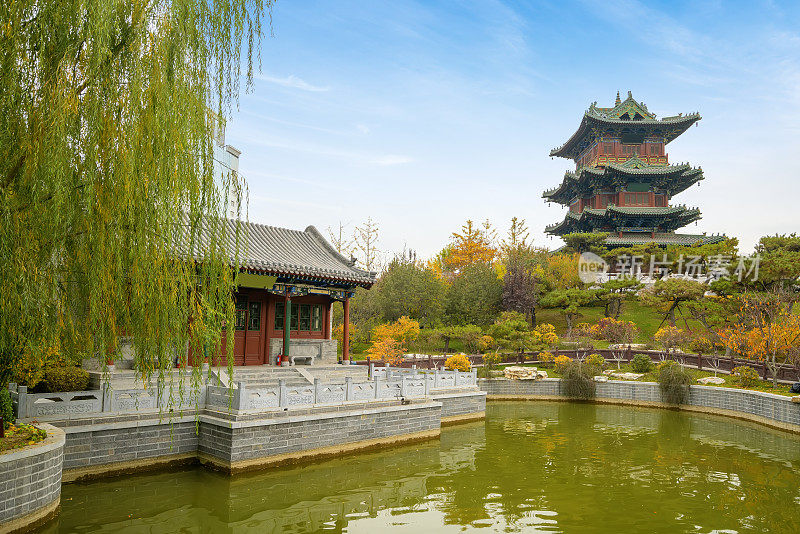秋天，中国山西省太原市迎泽公园里有古建筑和拱桥