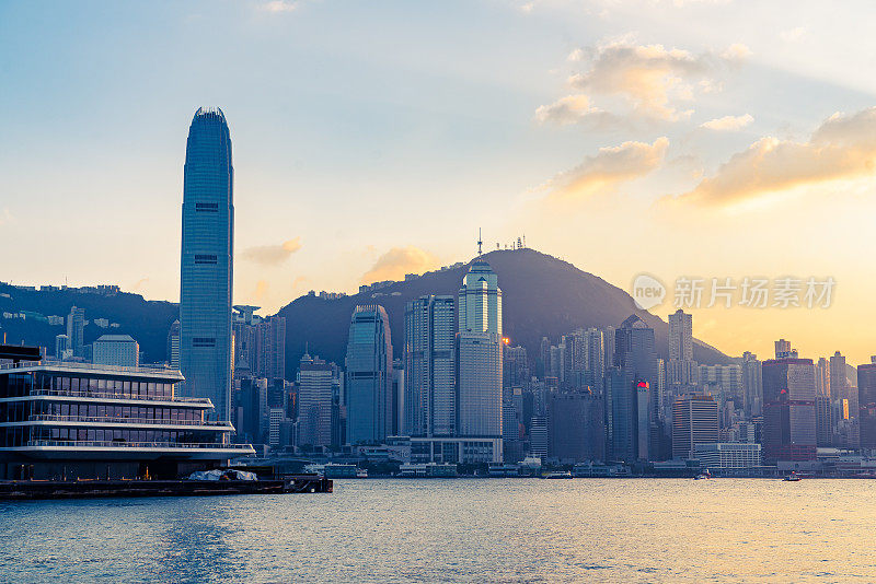 香港霓虹日落，标志性的海港摩天大楼照亮了中国的全景