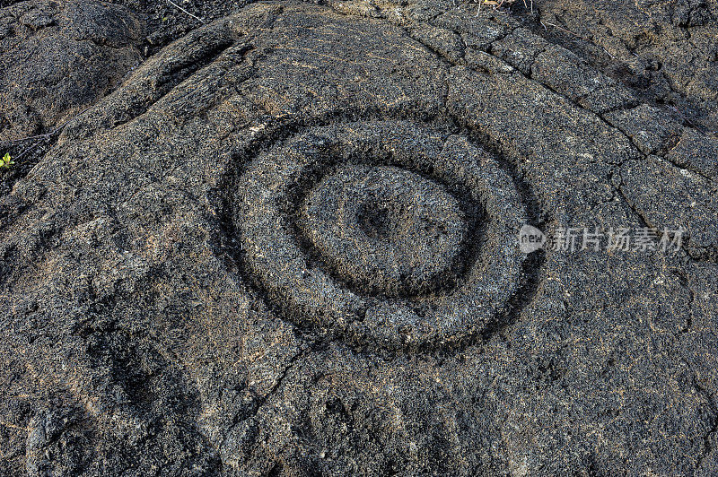 夏威夷火山国家公园位于火山口链的海岸末端，发现了神圣的Puuloa岩画，这是夏威夷最大的岩画区。在这里的熔岩岩石上雕刻了23000幅图像，大部分是在夏威夷西部接触之前。位于阿胡岛