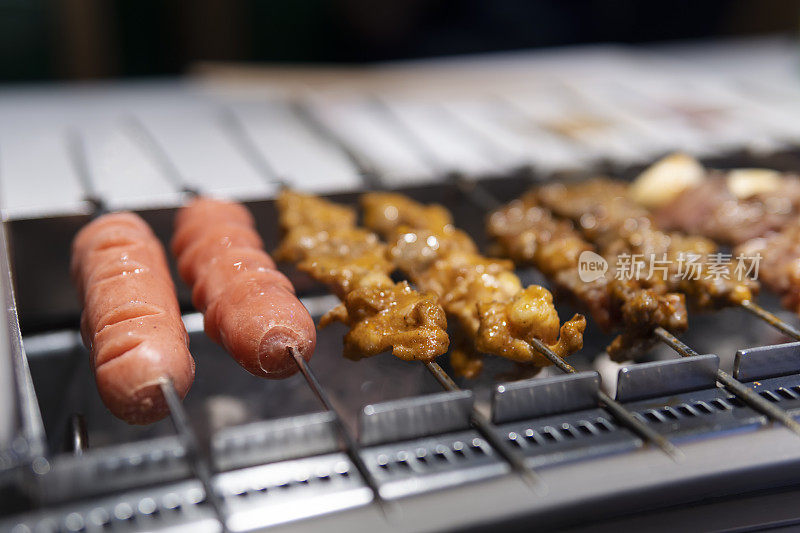 餐馆里烤肉架上的烤肉