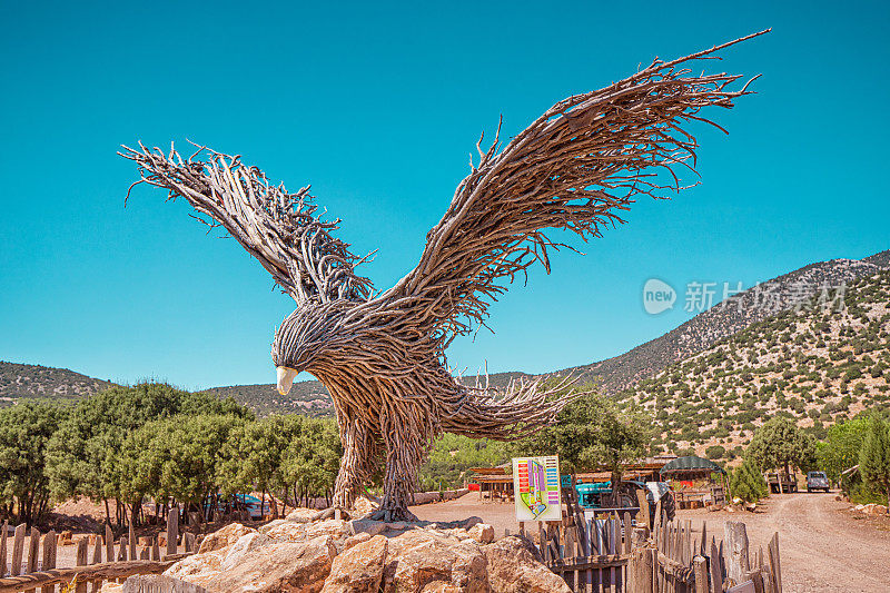 用小树枝制成的巨大鹰雕塑是土耳其的传统艺术形式。列斯尼亚-动物和鸟类的自然保护区和康复中心
