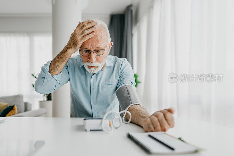 一位长者在检查他的血压