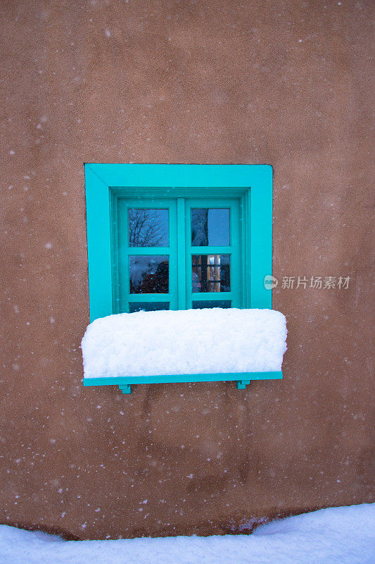 圣塔菲，NM:传统的绿松石窗，土坯墙，雪