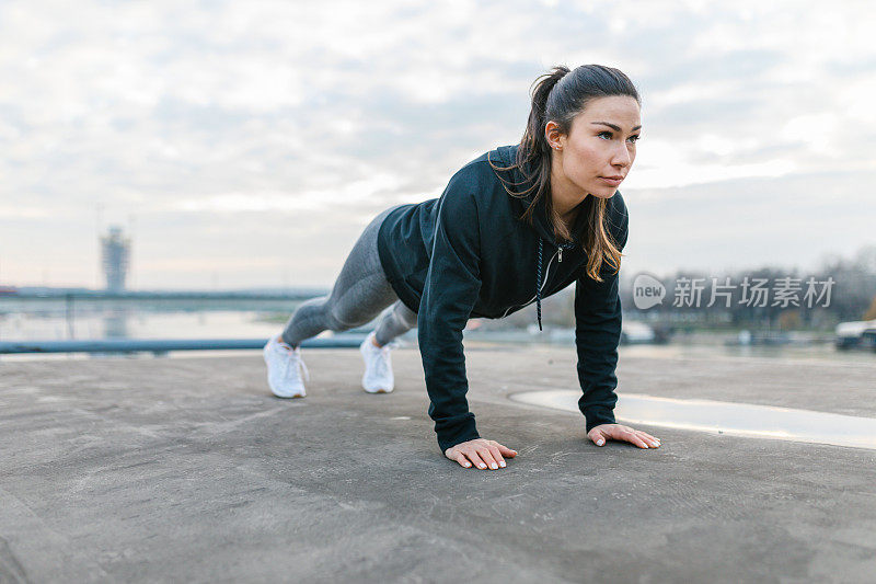 在户外做俯卧撑的运动型女人