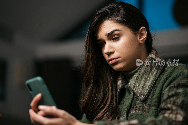 一个悲伤的白人年轻女人读坏消息的特写