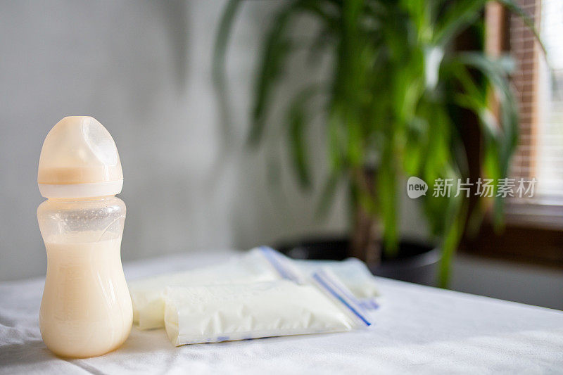 装有新鲜母乳的自动吸乳器