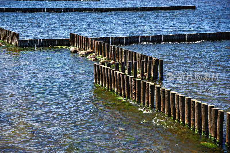 波罗的海海滩边的一排排用石头建造的古老的木制防波堤