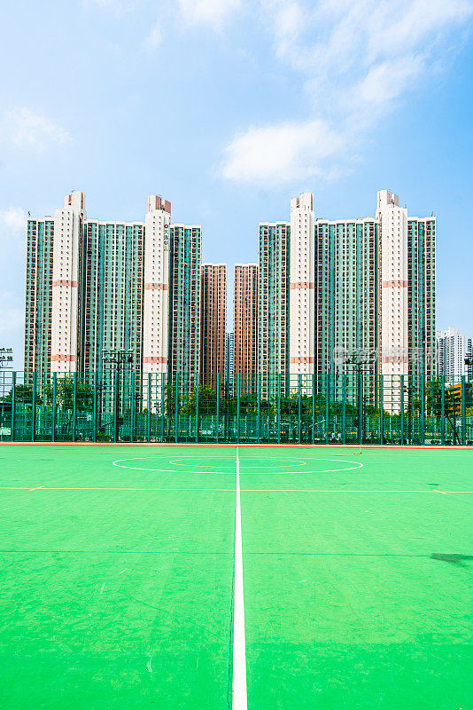 足球场和香港城市的高层住宅