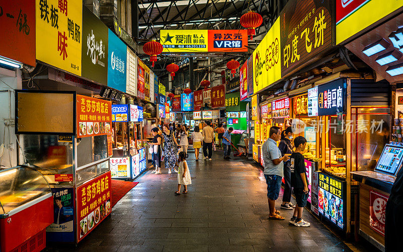 中国海南海口七楼小巷的各色小吃街，有小吃摊和人