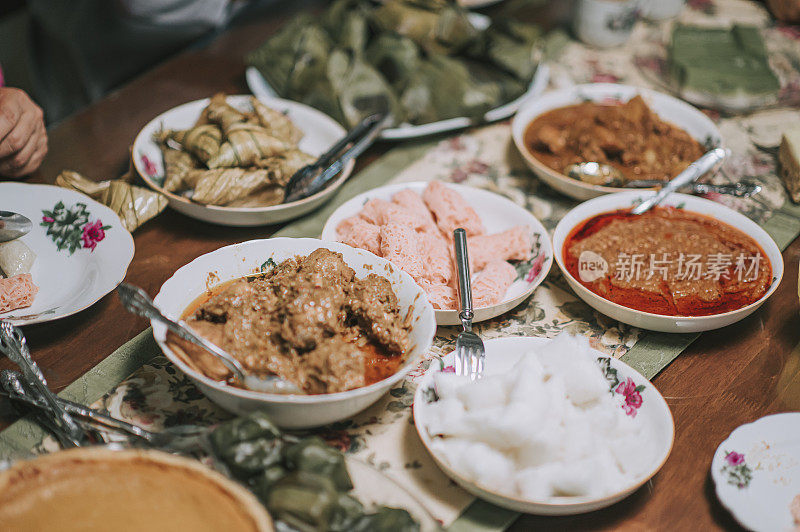斋月开斋节高角马来西亚马来人家庭团聚晚餐什锦马来食物在家里庆祝开斋节